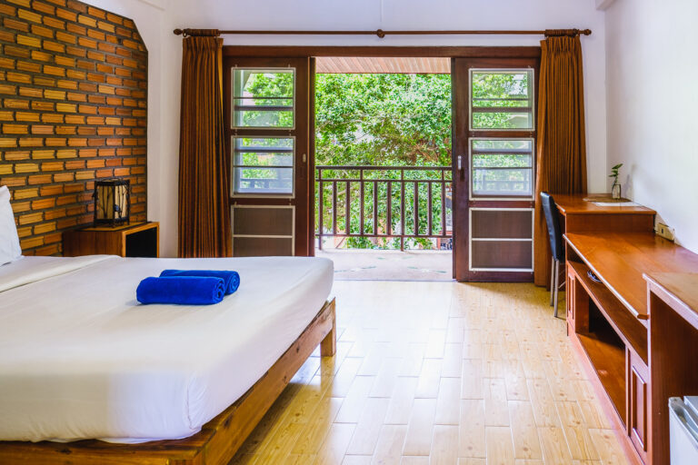 Deluxe double room with a bed and balcony.